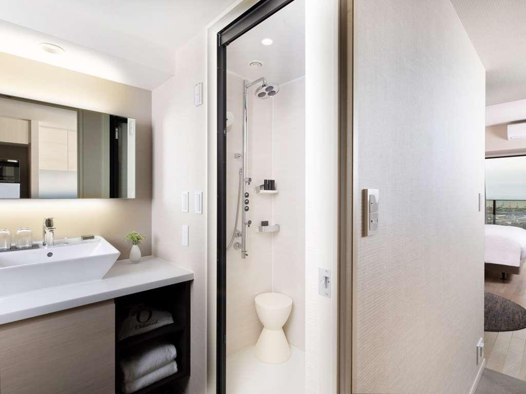 Oakwood Suites Yokohama Yokohama  Eksteriør billede A bathroom at the hotel