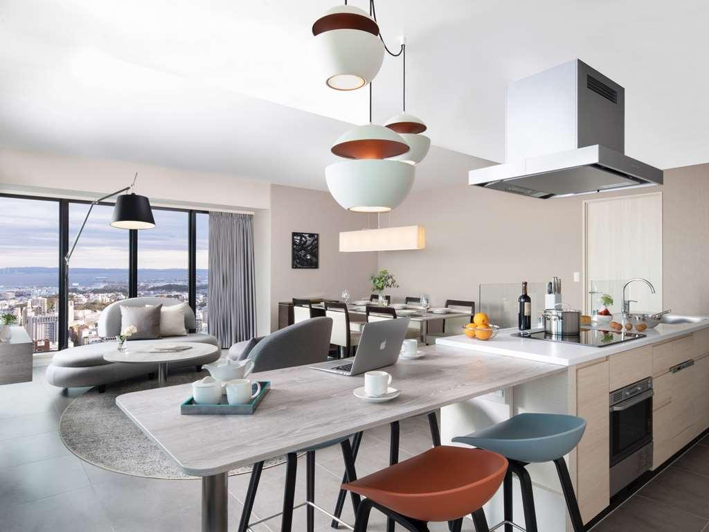 Oakwood Suites Yokohama Yokohama  Værelse billede A modern kitchen